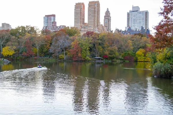 Dakota Gebäude von der Ostseite des Sees im Central Park — Stockfoto