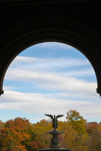 The Bethesda fountain in an autumn morning — Stock Photo, Image