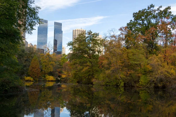 Midtown desde Central Park en una mañana de otoño — Foto de Stock