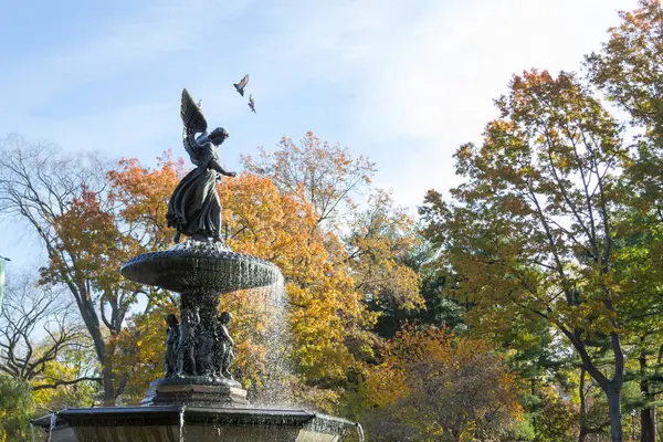 毕士大喷泉在一个秋天的早晨 — 图库照片