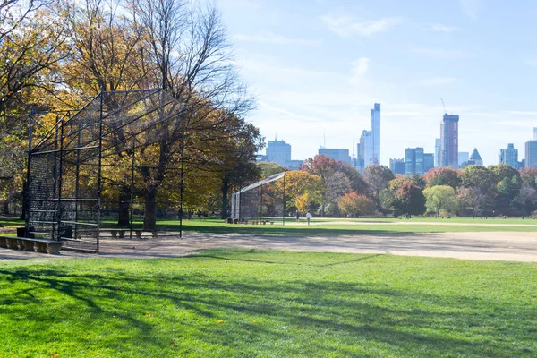 Great lawn located in the heart of Central Park during the fall — Stock Photo, Image