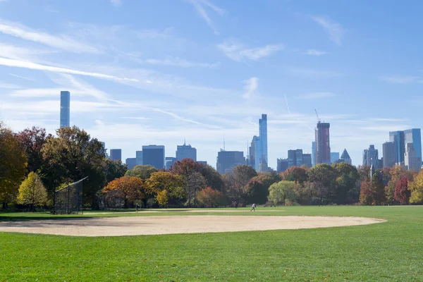 Große Rasenfläche im Herzen des Central Parks im Herbst — Stockfoto