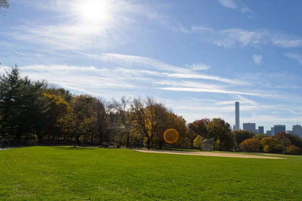 Große Rasenfläche im Herzen des Central Parks im Herbst — Stockfoto
