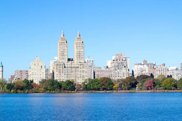 Iconic views of the Upper West Side by the Central Park Reservoi — Stock Photo, Image