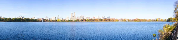 Iconic views of the Upper West Side by the Central Park Reservoi — Stock Photo, Image
