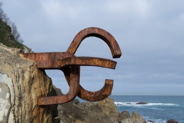 San Sebastian rüzgarda tarak