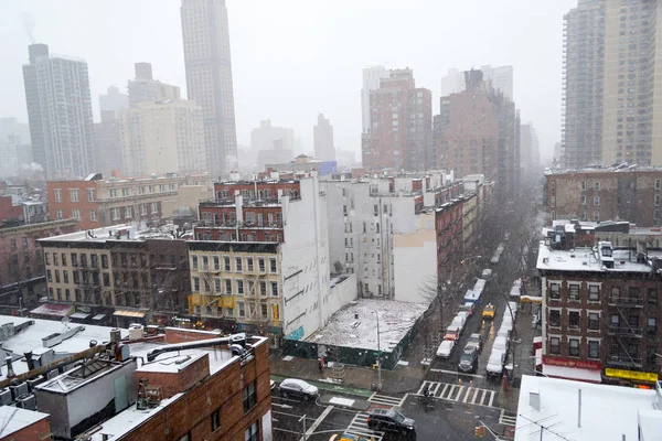 Снежное утро с крыши в Нью-Йорке — стоковое фото