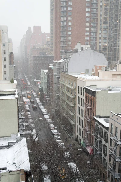 Снежное утро с крыши в Нью-Йорке — стоковое фото
