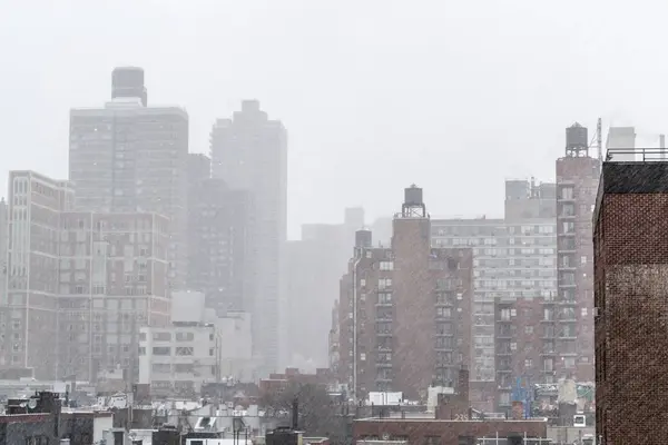 在尼克的一个屋顶上的雪天早晨 — 图库照片