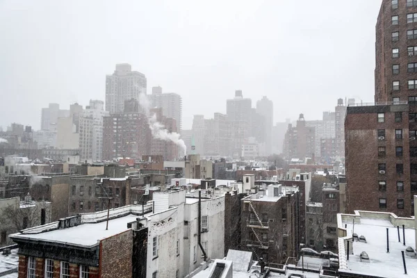 在尼克的一个屋顶上的雪天早晨 — 图库照片