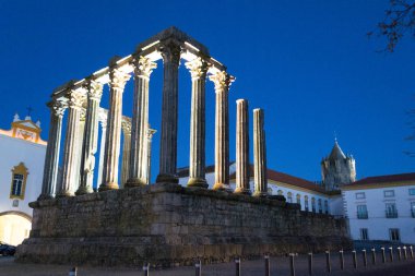 Gece resmi Evora Roma Tapınağı (Portekiz).