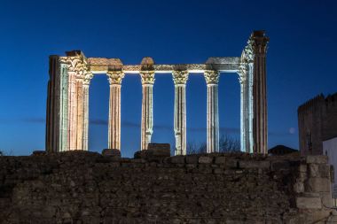 Gece resmi Evora Roma Tapınağı (Portekiz).