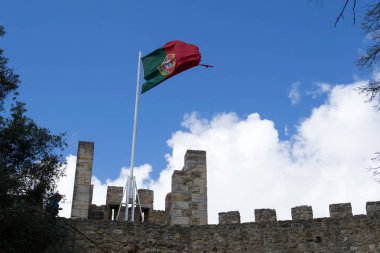 Portekiz bayrağı Castelo de Sao Jorge 'de (Portekiz)