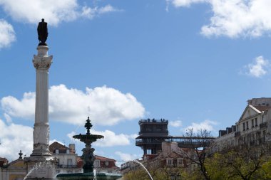Rossio meydanında Pedro IV Anıtı (Lizbon, Portekiz)