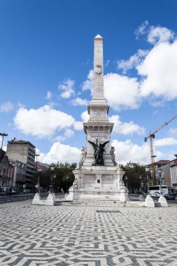 Lizbon 'da Restauradores Meydanı 'nda obelik (Portekiz)