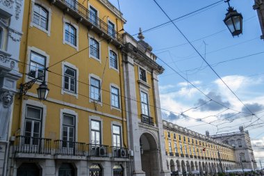 Sarı evler at Praca do Comercio (Lizbon, Portekiz)