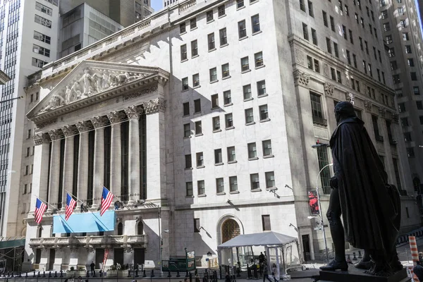 George Washington New York Menkul Kıymetler Borsası Binası gözlemleyerek