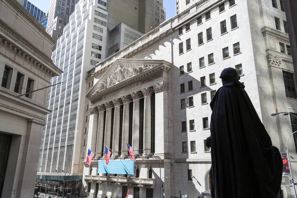 George Washington observeren van het gebouw van de New York Stock Exchange — Stockfoto