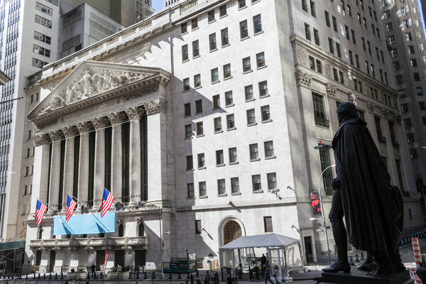 Джордж Вашингтон наблюдает за зданием Нью-Йоркской фондовой биржи
