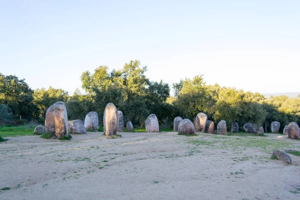 Menhires en un cromlech cerca de Evora en Portugal — Foto de Stock