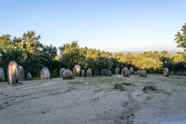 Menhires en un cromlech cerca de Evora en Portugal — Foto de Stock