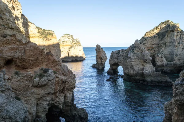 Falésias e formações rochosas na Ponta da Piedade (Lagos, Portugal) ) — Fotografia de Stock