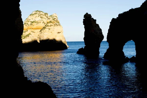 Falésias e formações rochosas na Ponta da Piedade (Lagos, Portugal) ) — Fotografia de Stock