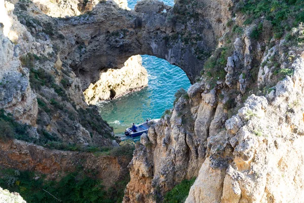 Falésias e formações rochosas na Ponta da Piedade (Lagos, Portugal) ) — Fotografia de Stock