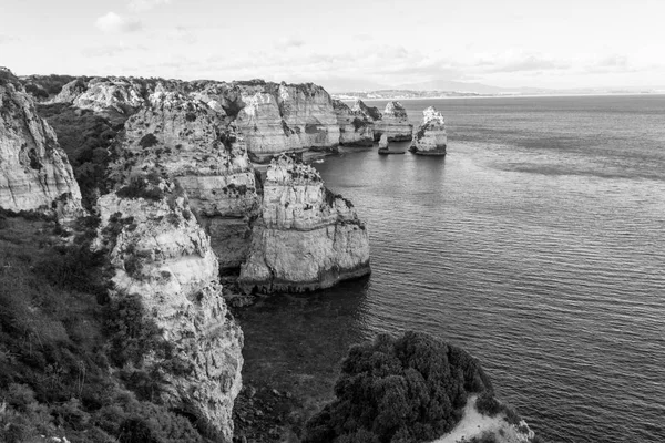 Falésias e formações rochosas na Ponta da Piedade (Lagos, Portugal) ) — Fotografia de Stock