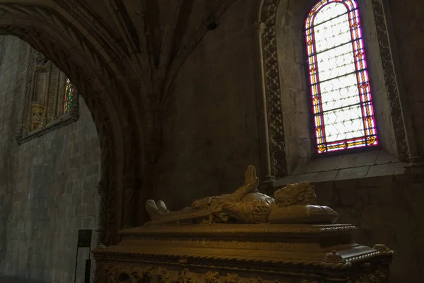 Jeronimos Manastırı içinde şair Luis de Camoes Türbesi (