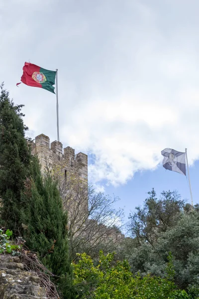 카스텔로데 사호 호르헤 ( 포르투갈 ) 에 있는 포르투갈 국기) — 스톡 사진