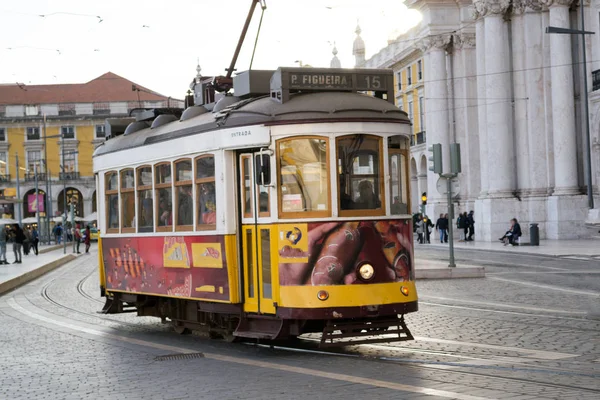 Eléctrico amarelo em Lisboa (Portugal ) — Fotografia de Stock