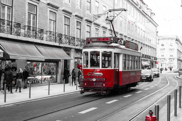 Красный трамвай в Лиссабоне ) — стоковое фото
