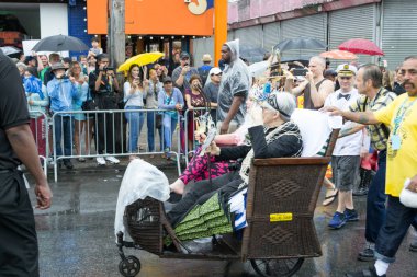 Yağmurlu günde 2017 Mermaid Parade Coney Island