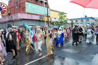 Yağmurlu günde 2017 Mermaid Parade Coney Island