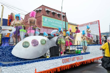 Yağmurlu günde 2017 Mermaid Parade Coney Island
