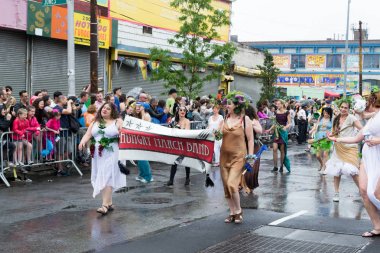 Yağmurlu günde 2017 Mermaid Parade Coney Island