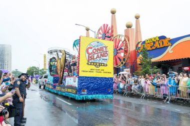 Yağmurlu günde 2017 Mermaid Parade Coney Island