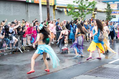 Yağmurlu günde 2017 Mermaid Parade Coney Island