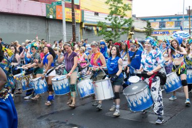 Yağmurlu günde 2017 Mermaid Parade Coney Island