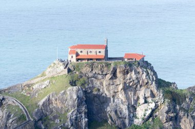 Bir ada üzerine San Juan de Gaztelugatxe Kilisesi