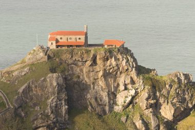 Bir ada üzerine San Juan de Gaztelugatxe Kilisesi