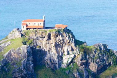 Bir ada üzerine San Juan de Gaztelugatxe Kilisesi