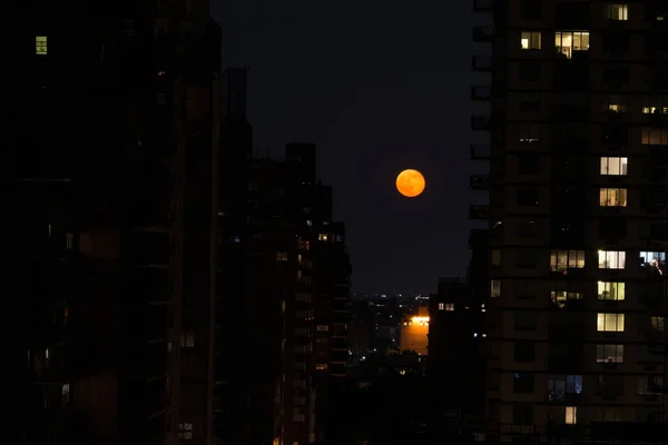 Красная луна в Нью-Йорке — стоковое фото
