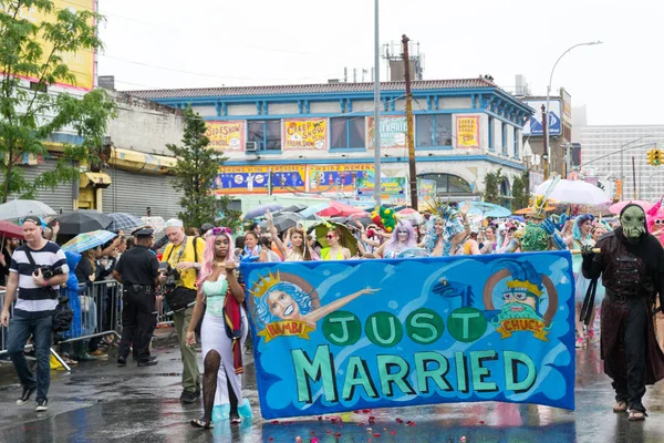 Βροχερή μέρα στην παρέλαση γοργόνα 2017 στο Coney Island — Φωτογραφία Αρχείου