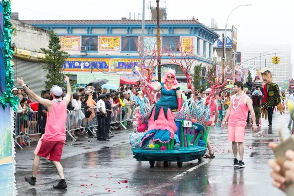 Yağmurlu günde 2017 Mermaid Parade Coney Island