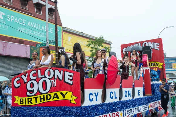 Βροχερή μέρα στην παρέλαση γοργόνα 2017 στο Coney Island — Φωτογραφία Αρχείου