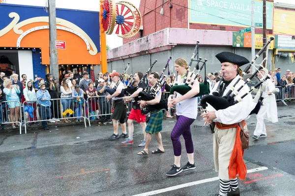 Día lluvioso en el Desfile de Sirenas 2017 en Coney Island —  Fotos de Stock