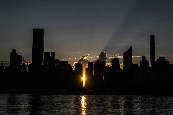 Skyline do lado leste do centro de Manhattan ao pôr-do-sol — Fotografia de Stock
