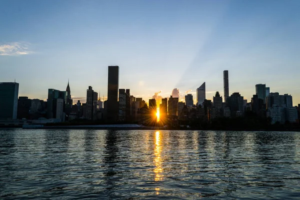 Skyline do lado leste do centro de Manhattan ao pôr-do-sol — Fotografia de Stock